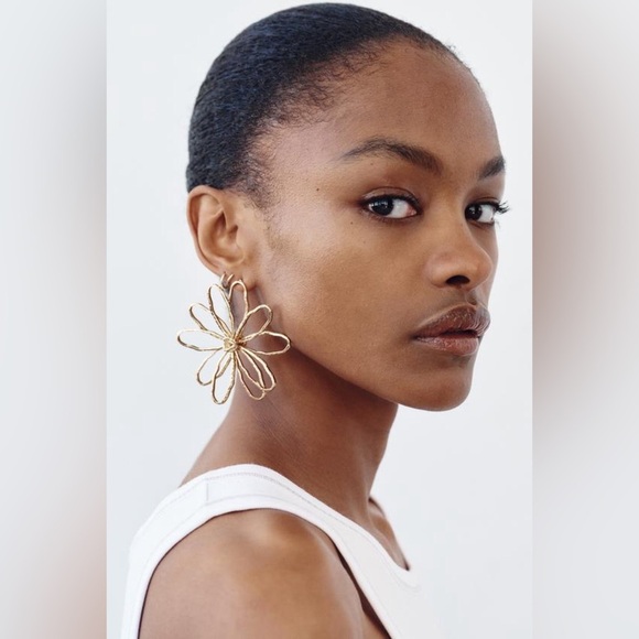 NWT. Zara Golden Engraved Flower Maxi Earrings. - Picture 1 of 7